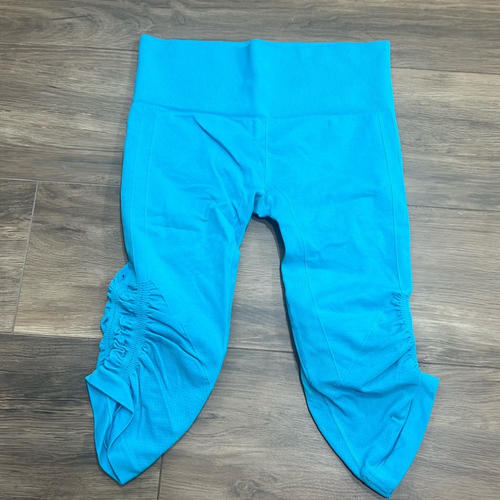 LULULEMON “in the flow” seamless crops Size 8 bright blue